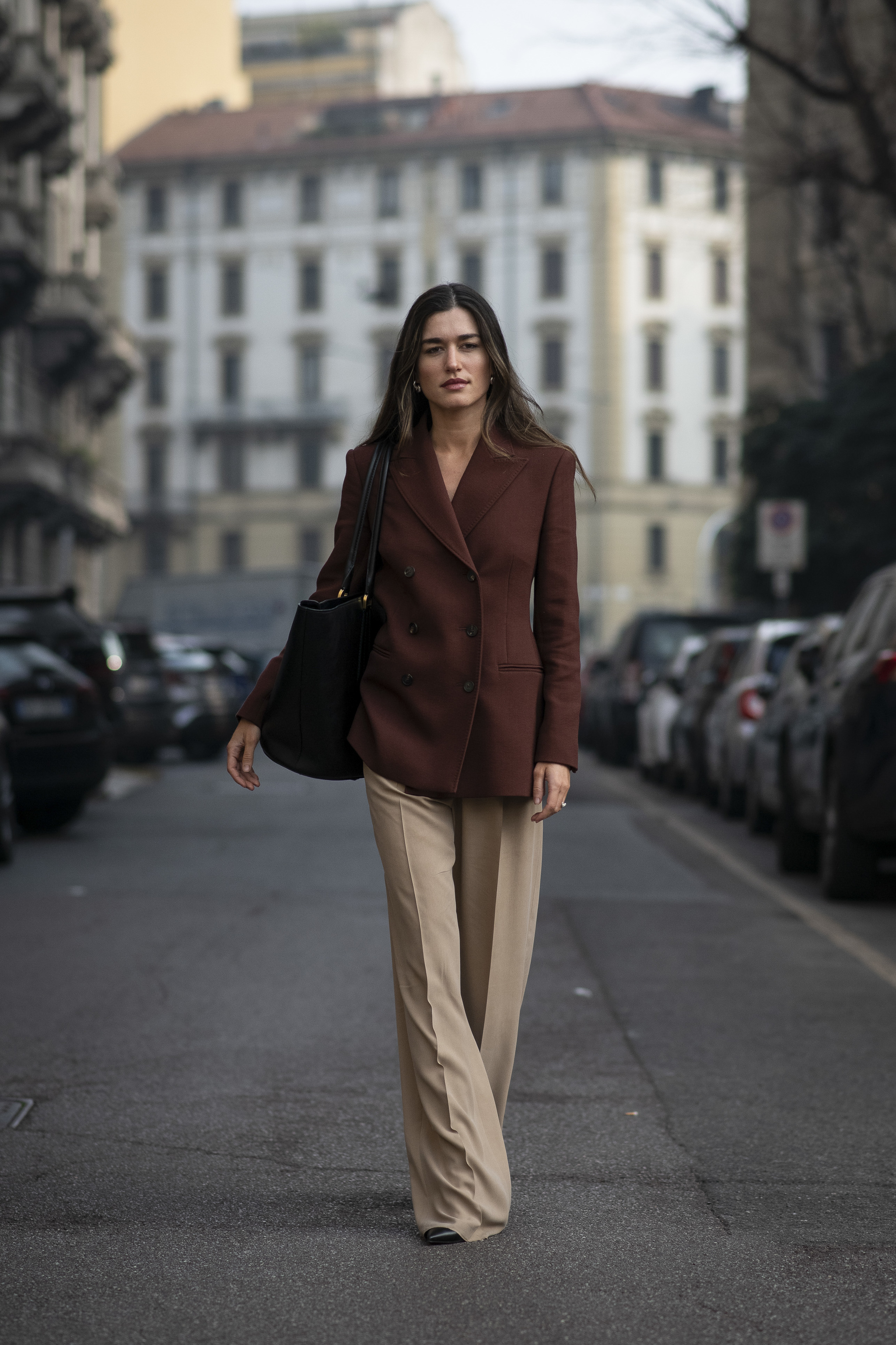 Ilirida Krasniqi combina la blazer y el pantalón de distinto color.