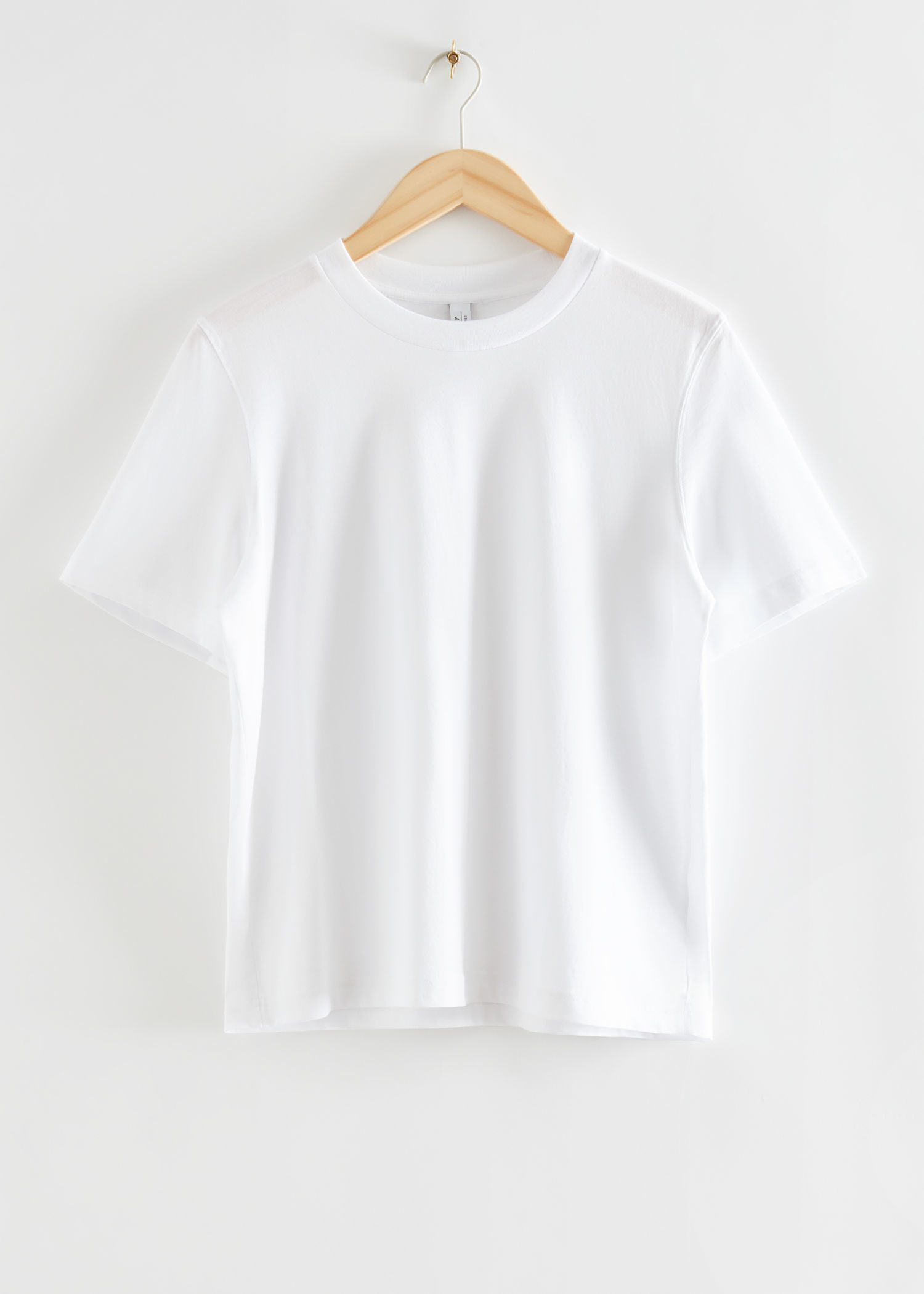Camiseta blanca de algodón orgánico de & Other Stories (22 euros).