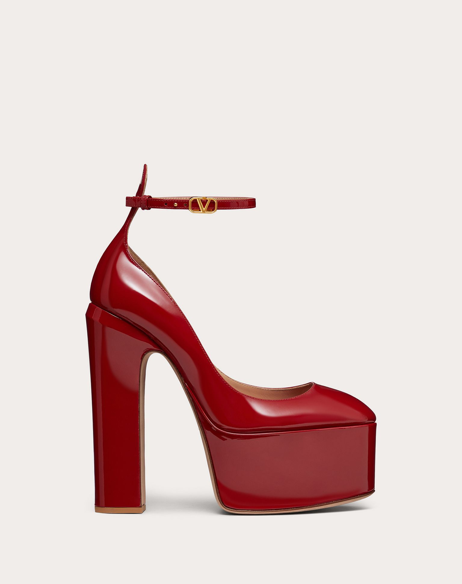 Zapatos con plataforma de Valentino (980 euros).