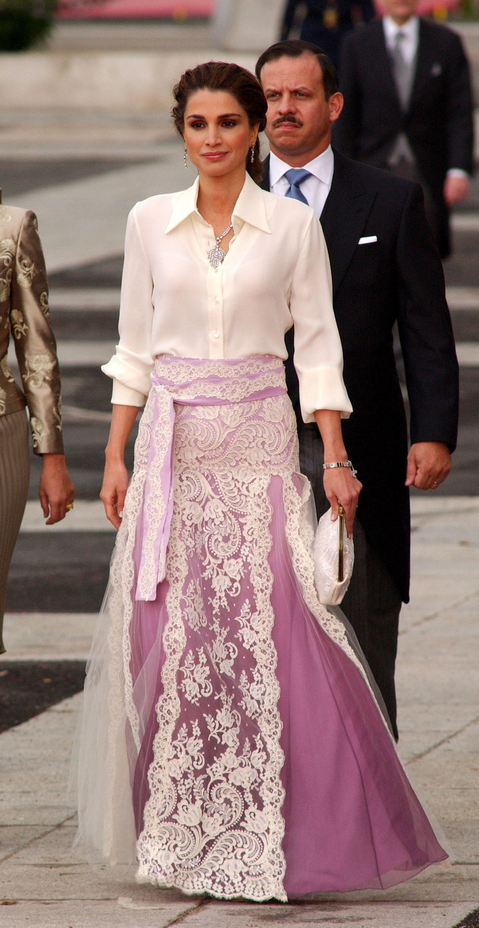 Rania de Jordania en la boda Felipe y Letizia con camisa y maxifalda de Givenchy.