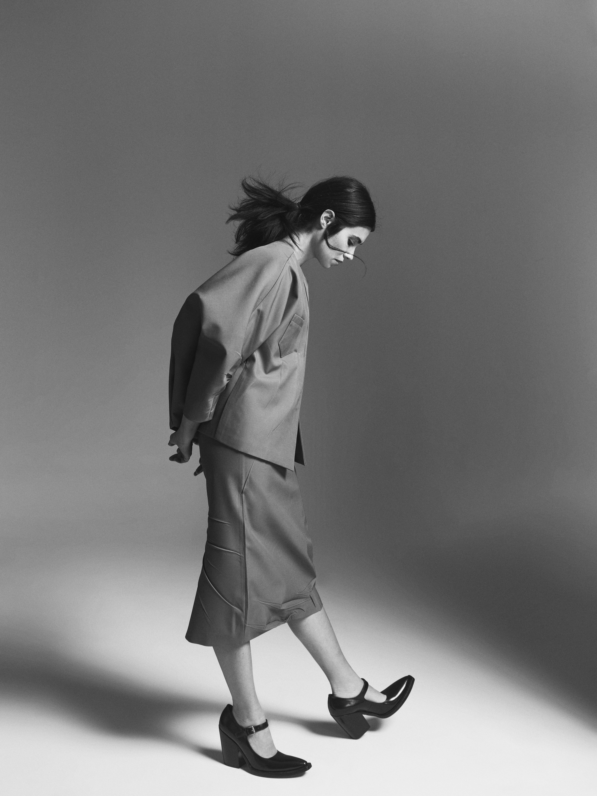 Loreto Mauléon con chaqueta de PRADA, falda de PRADA y zapatos de PRADA.