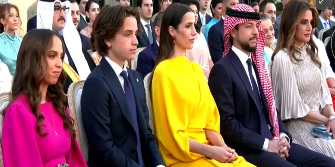En primera fila, los hermanos de la novia,  la princesa Salma y el príncipe Hasem (18), junto a su futura cuñada, la arquitecta saudí Rajwa al-Saif, que el próximo junio contraerá matrimonio con el príncipe Hussein.