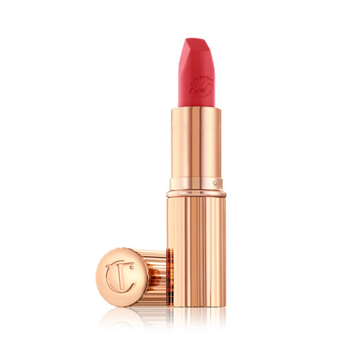 Charlotte Tilbury Carinas Love, una barra de labios en un rojo de intensidad media para un look de labios mate vibrante. 34 euros
