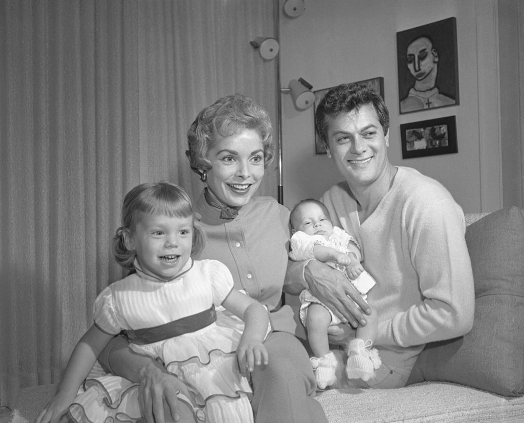 Jamie Lee, en brazos de su padre, con su hermana Kelly y su madre