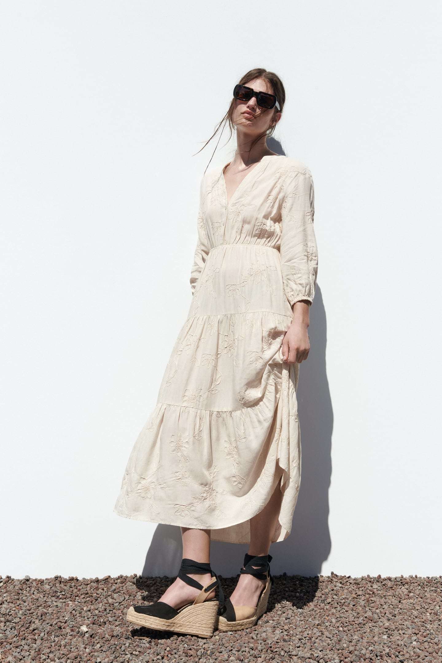 Vestido blanco roto, de Zara (49,95 euros).