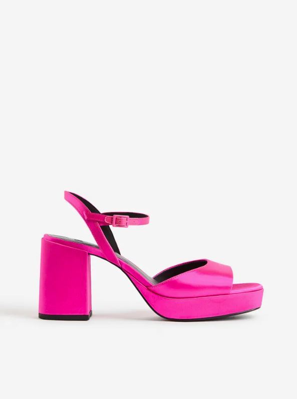 Sandalias con plataforma en color fucsia, de H&M (29,99 euros).