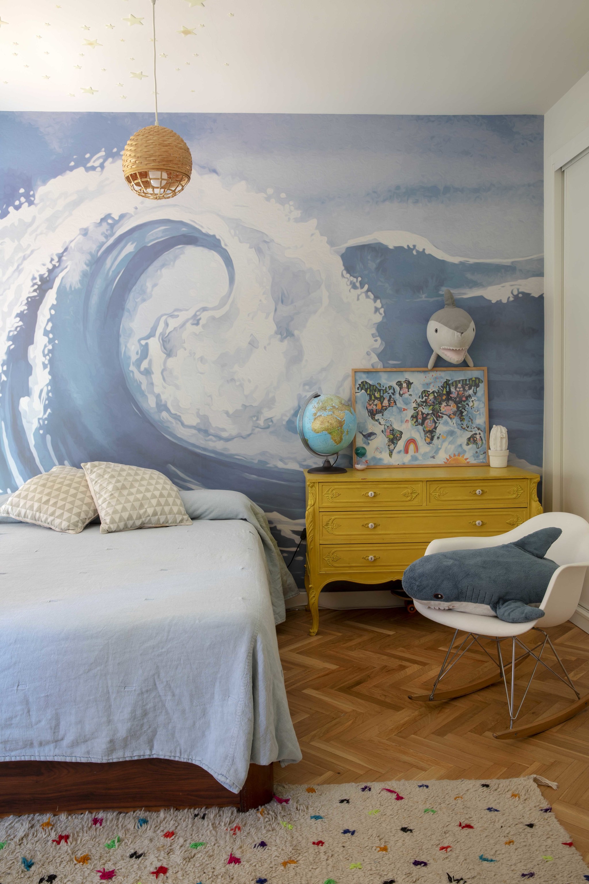 Habitación del hijo de Amaya con  mural de una gran ola que, compró en la web Etsy en Australia