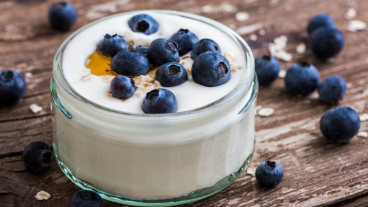 Tomar yogur por las noches ayuda a perder peso.