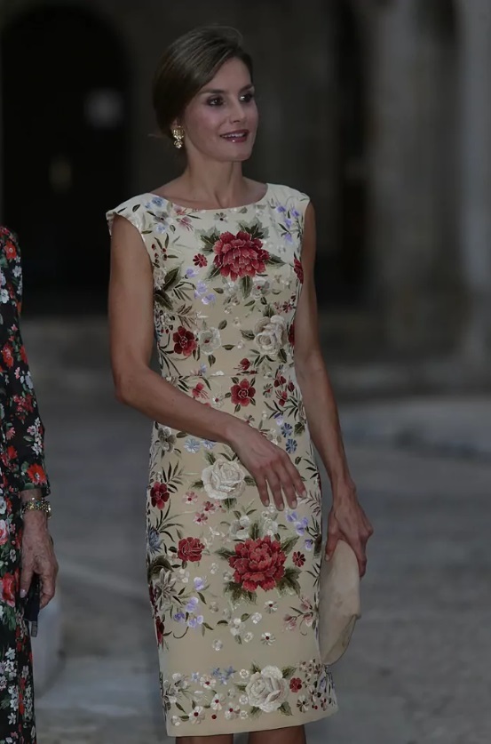 Letizia con vestido estampado de flores de Juan Duyos