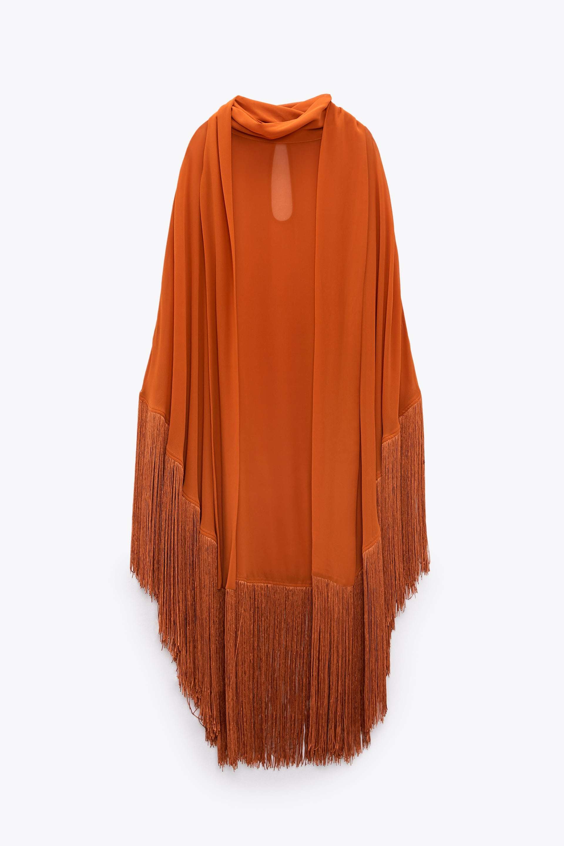 Capa vaporosa en color naranja a la venta en Zara (59,95 euros).