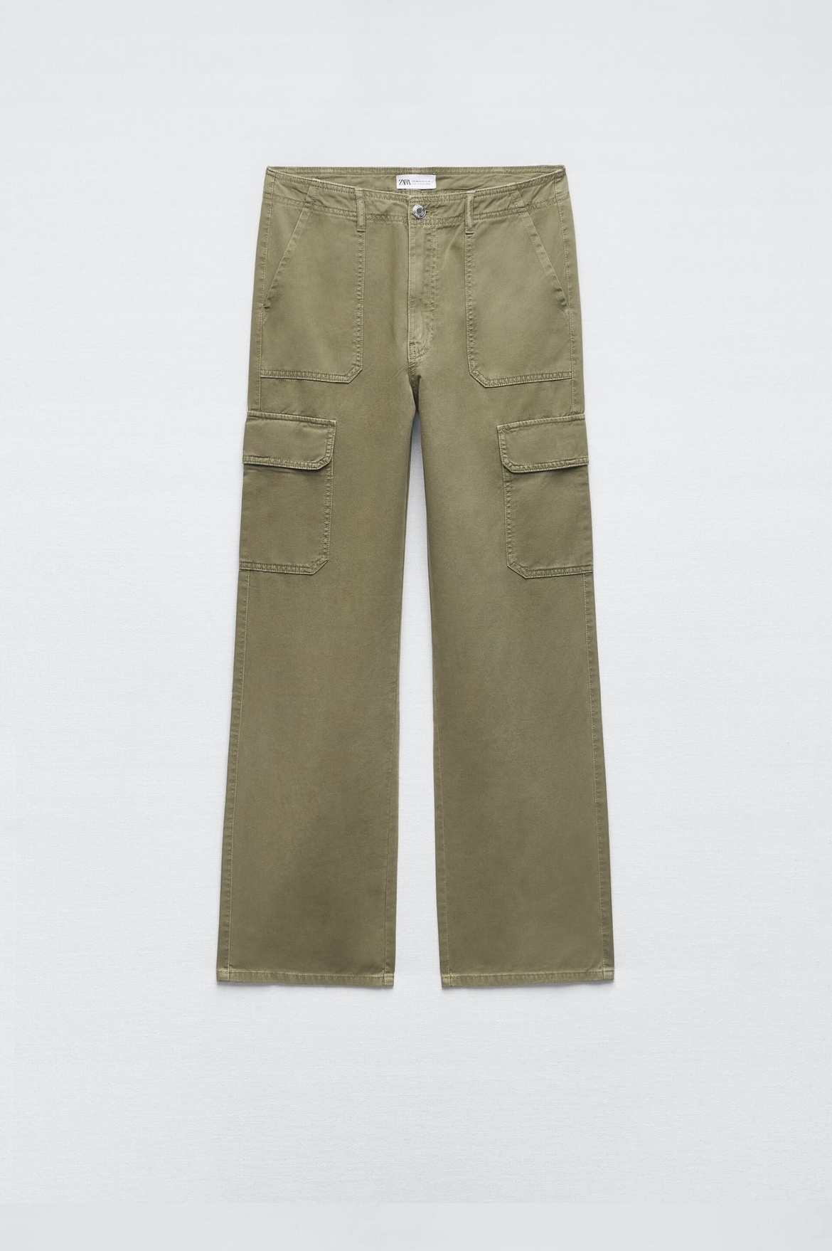Pantalones cargo oversize de Zara (25,99 euros).