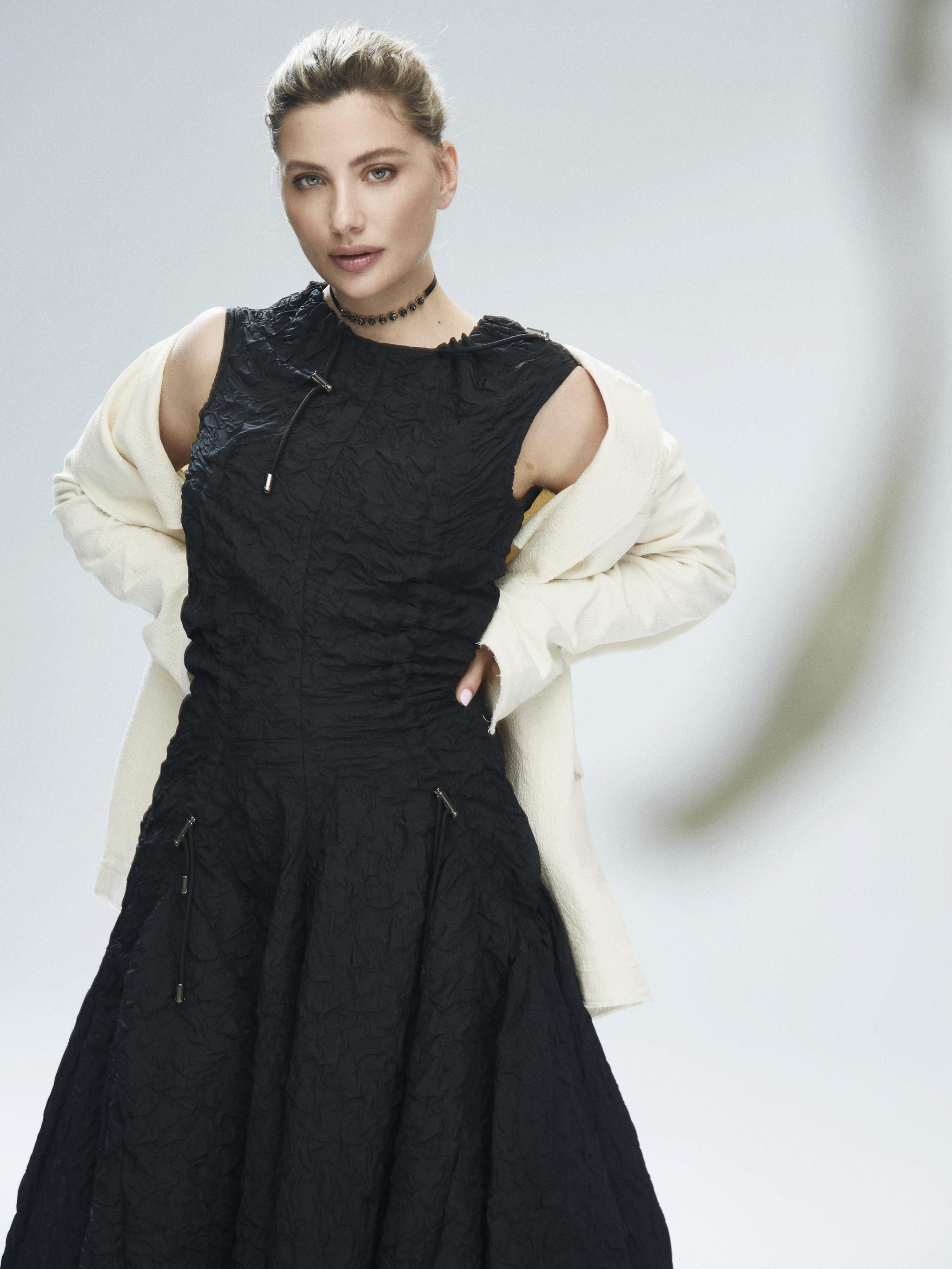 Miriam Giovanelli con chaqueta de Pomandère, vestido y gargantilla de Dior.