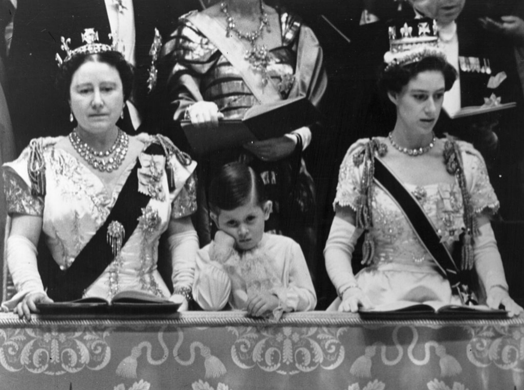Carlos con su abuela y su tía Margarita en la coronación de su madre