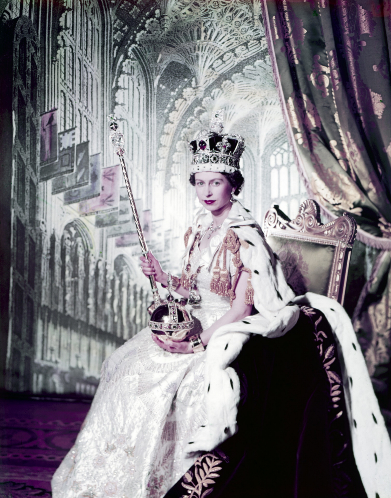 Isabel II con los símbolos de reina