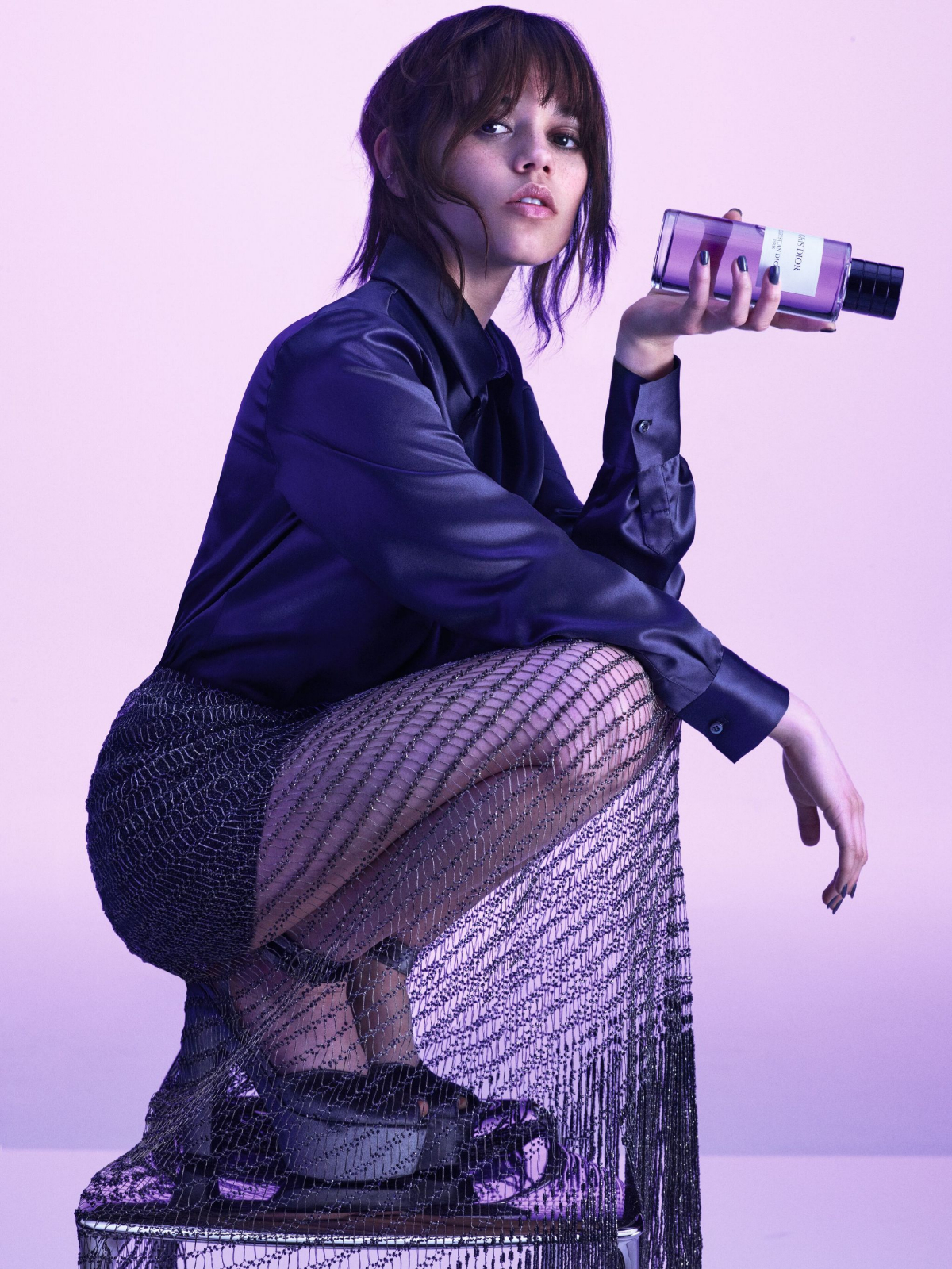 Jenna Ortega con el perfume Gris Dior de Dior.