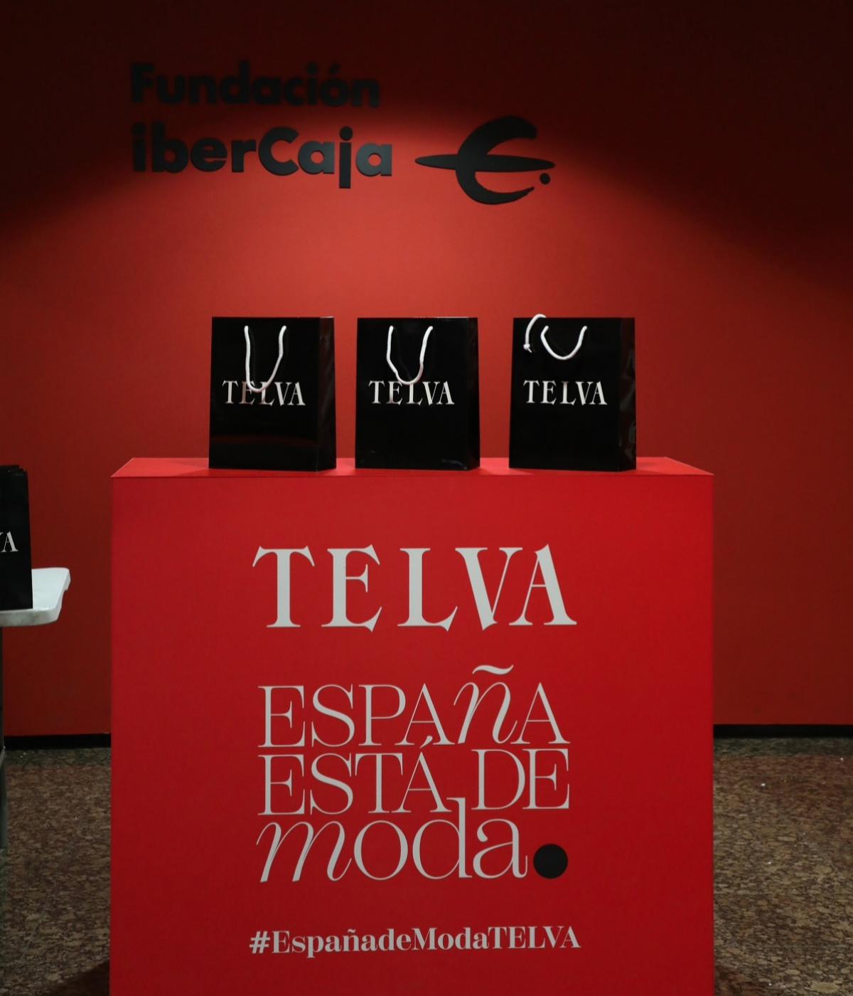At the exit of the Aragn Room of the Ibercaja Building where the two beauty workshops were held, the assistants took a gift from TELVA.