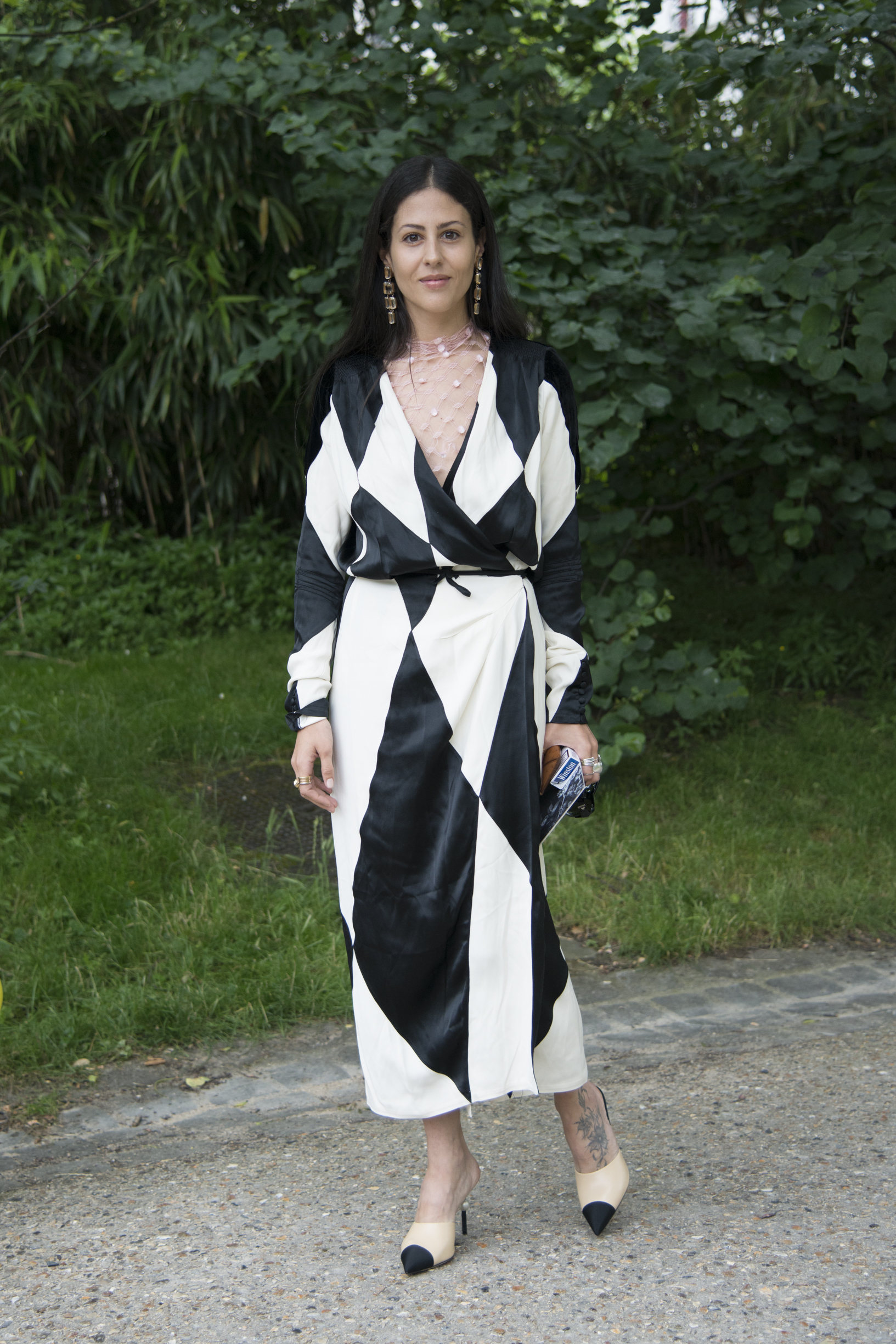 Gilda Ambrosio con un vestido midi en print,.