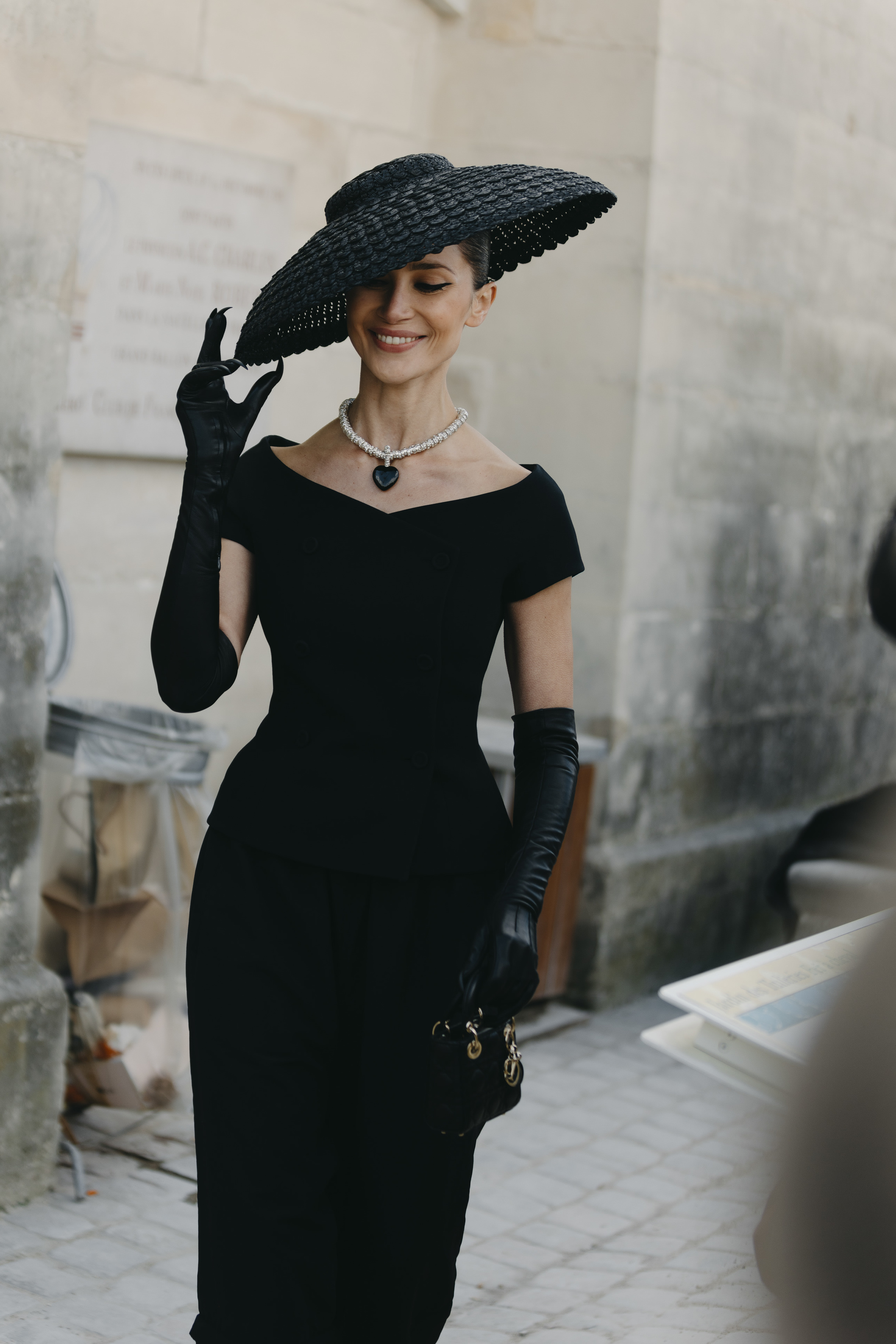 El sombrero, un accesorio que eleva cualquier vestido de invitada.