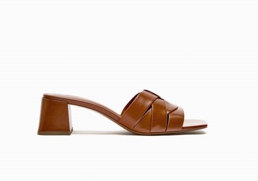 Sandalias con tacón grueso en color marrón, de Zara.