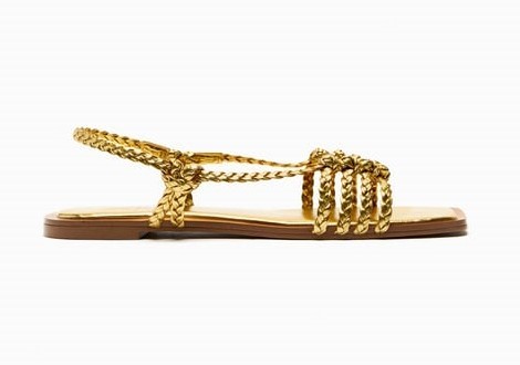 Sandalias planas doradas, de Zara.