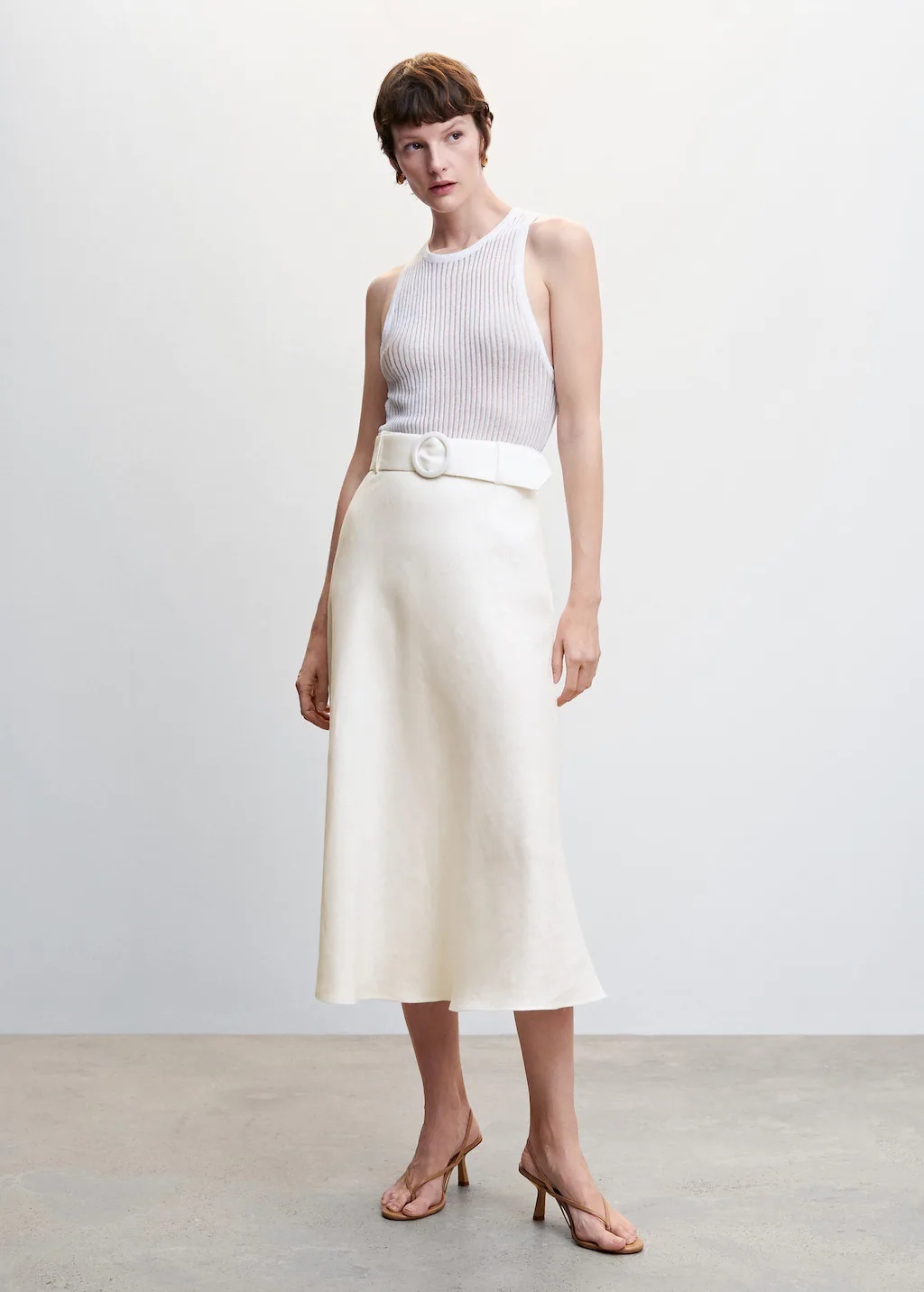 Falda blanca con cinturón de Mango.