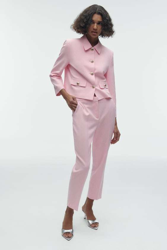 Conjunto de chaqueta y pantalón rosa de Zara.