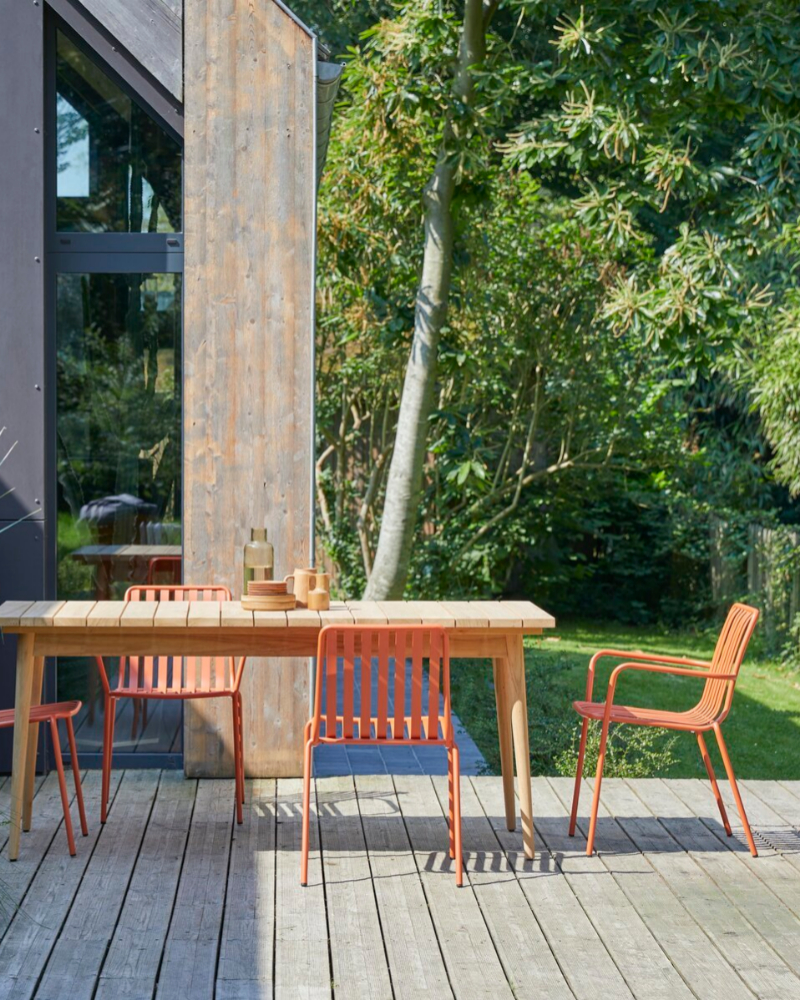 Mobiliario con toques de color. ¿Qué tal unas sillas naranjas?