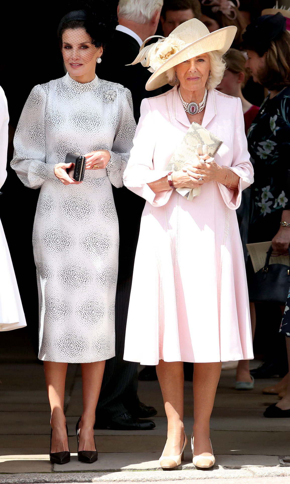 La reina Letizia junto a Camilla, con un look de Cherubina.