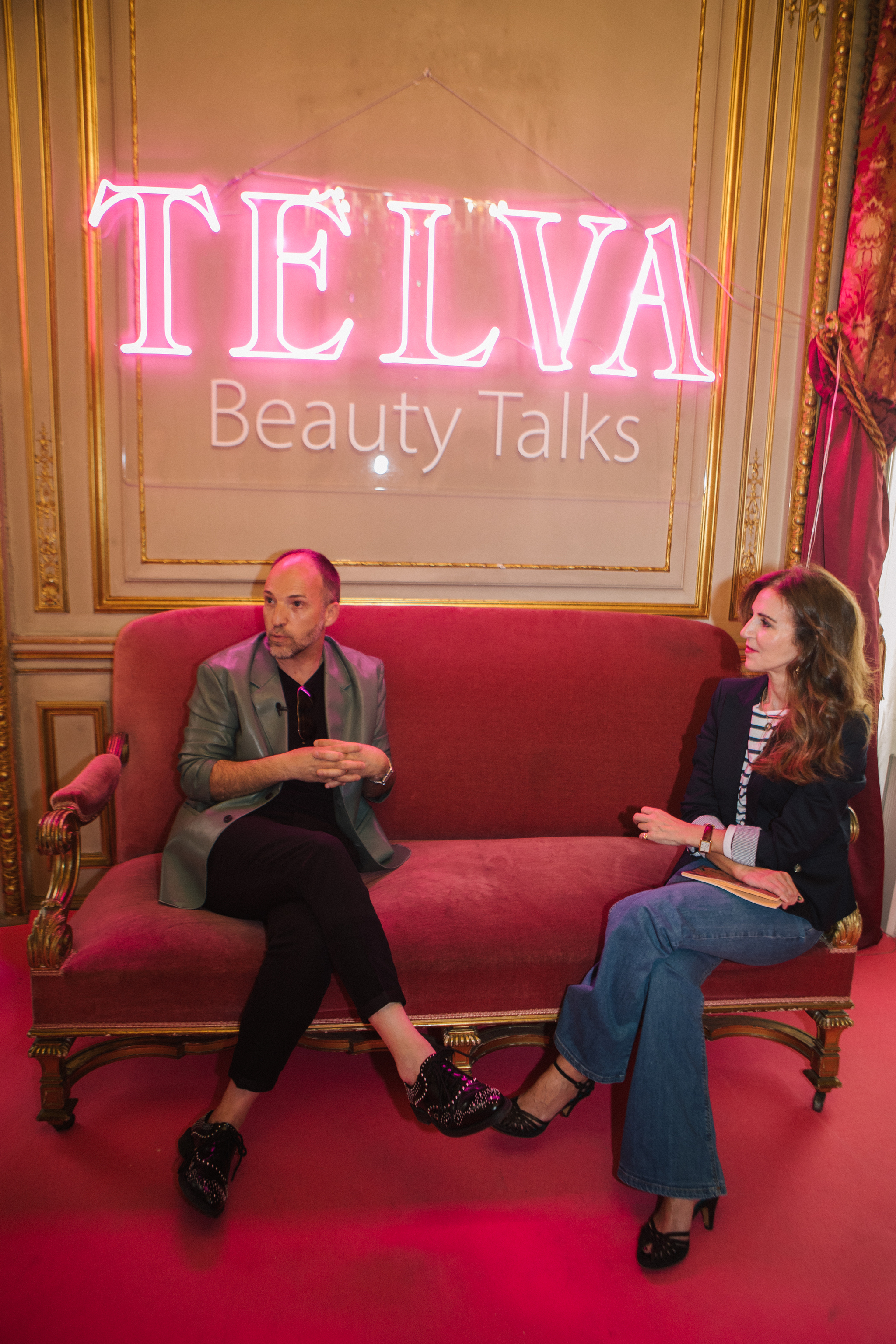 La subdirectora de TELVA, Lucía Francesch, entrevistando al maquillador Roberto Siguero, de Lancôme.