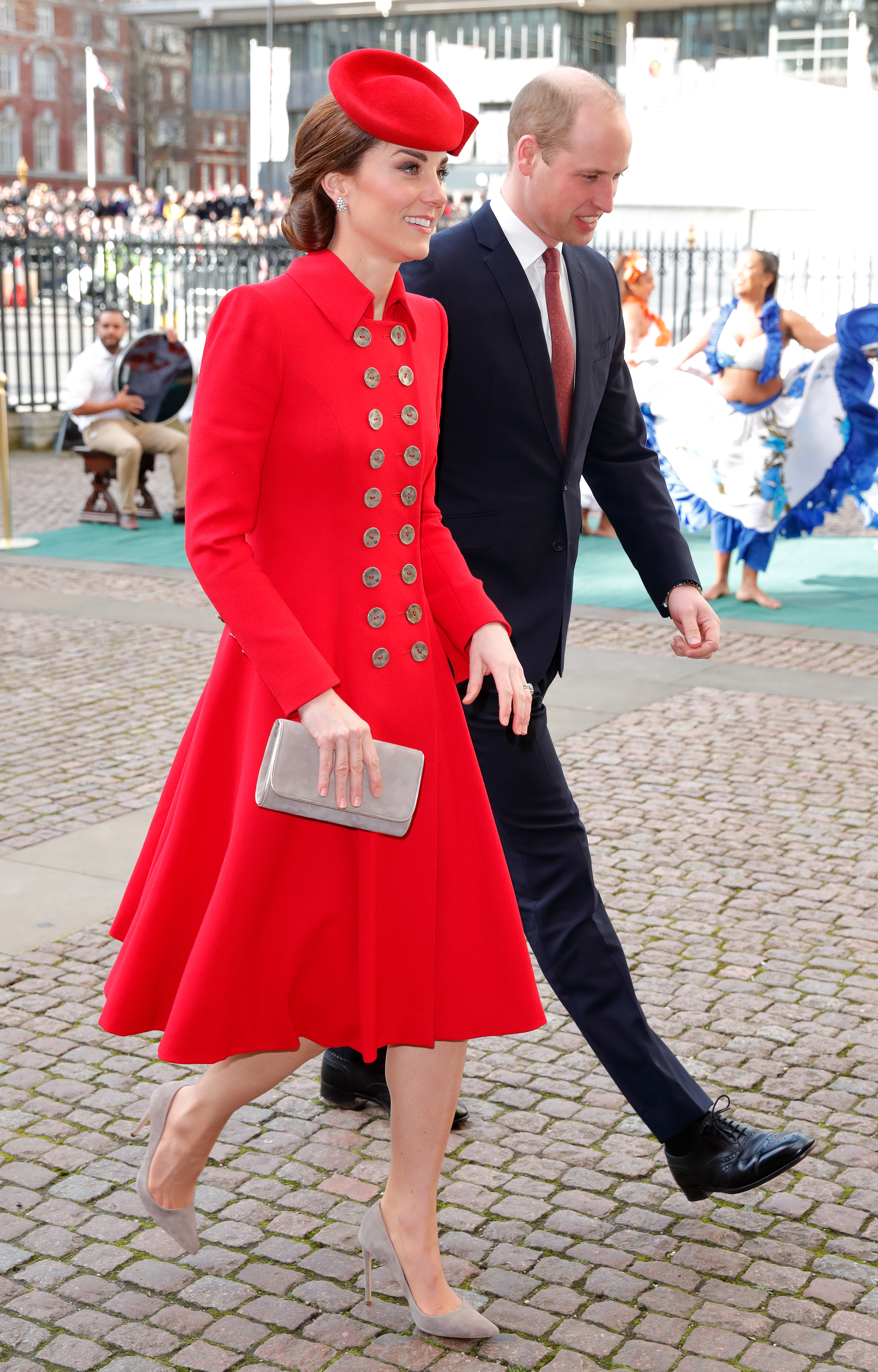 Kate Middleton con abrigo vestido con el clutch gris piedra de Emmy London.