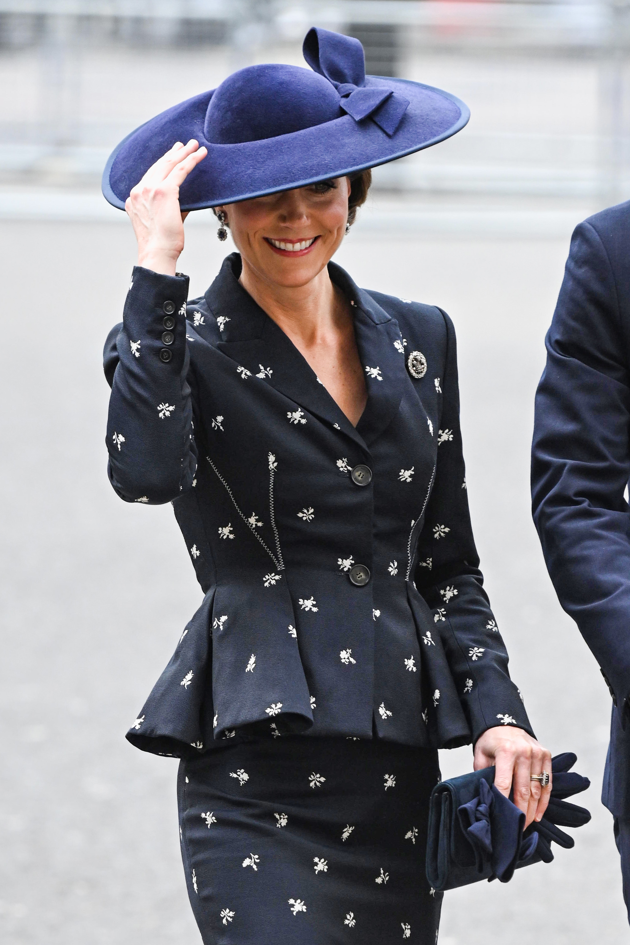 Kate Middleton con cartera azul marino de Emmy London.