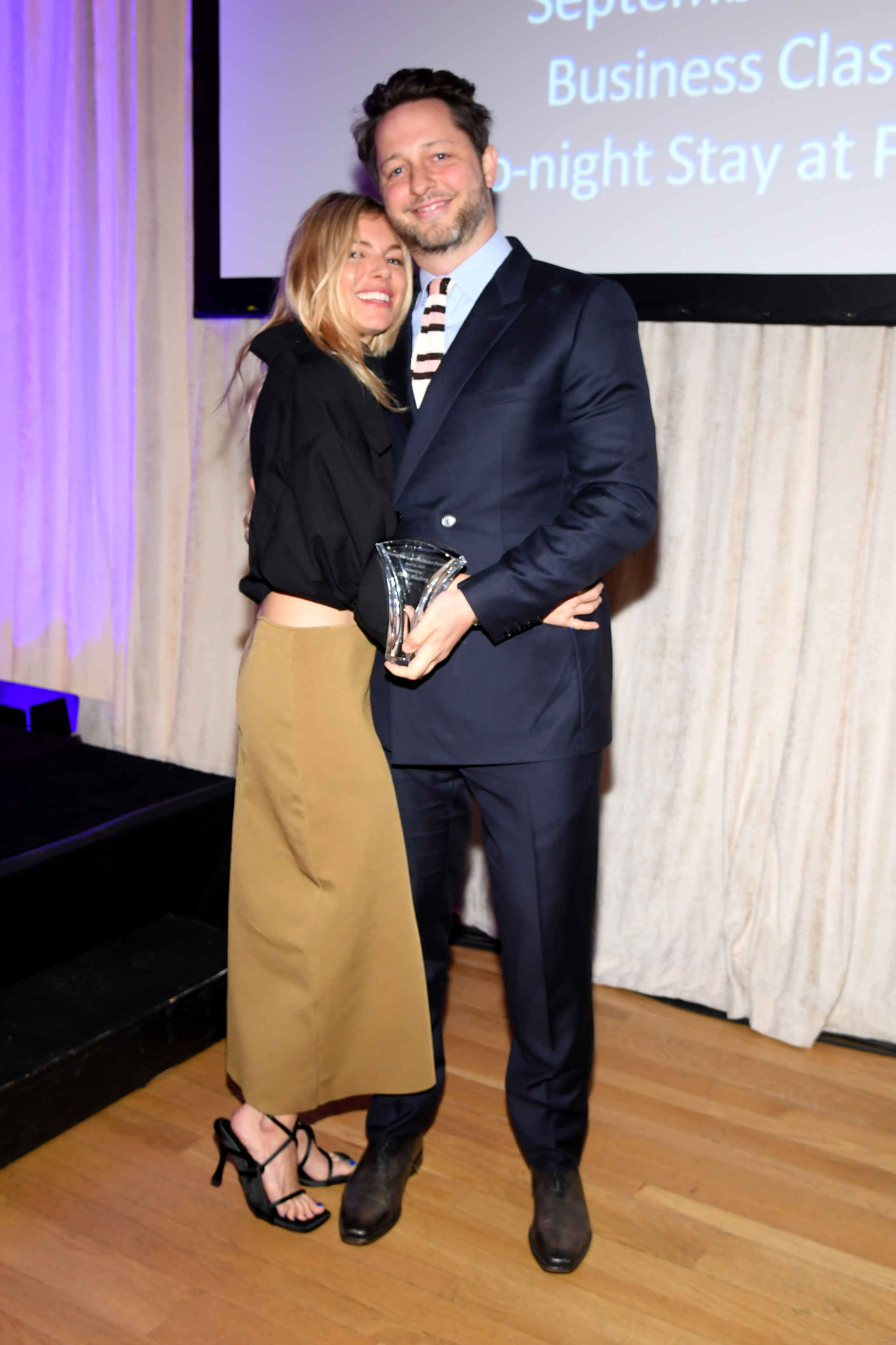 Sienna Miller con Derek Blasberg en unos premios en Nueva York.