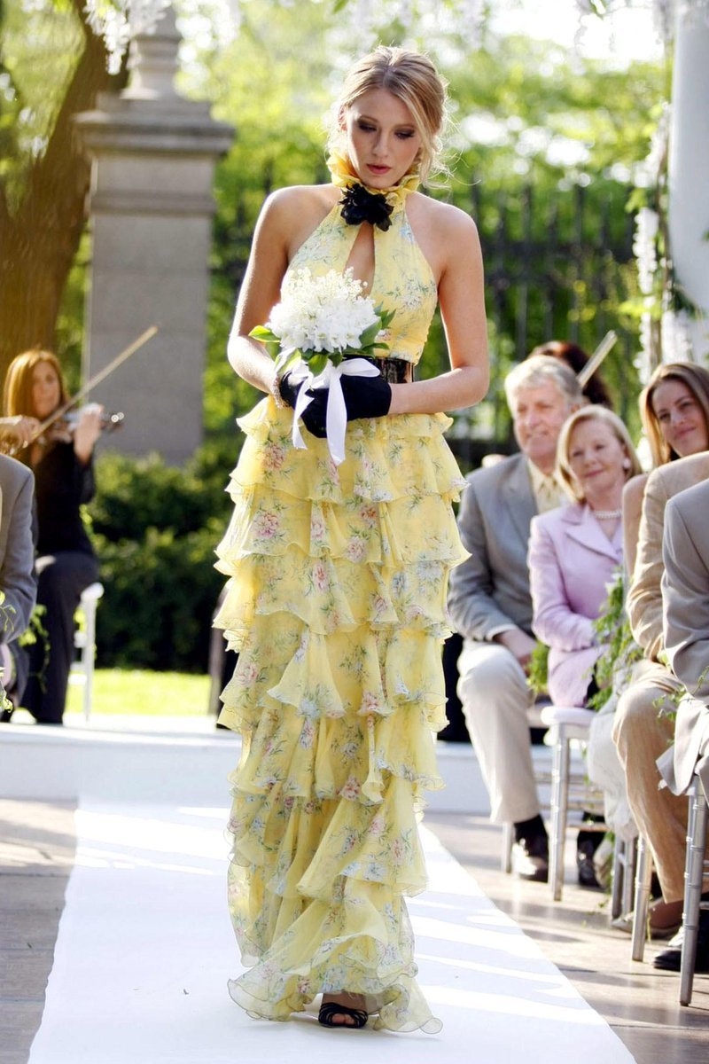 Serena van der Woodsen con el vestido largo que inspirará a las invitada en primavera.