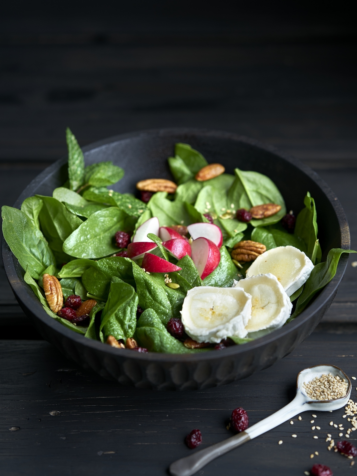 A la hora de elegir ensalada, los nutricionistas recomiendan sustituir la lechuga por otras hojas verdes como las espinacas o los canónigos a la hora de cenar.