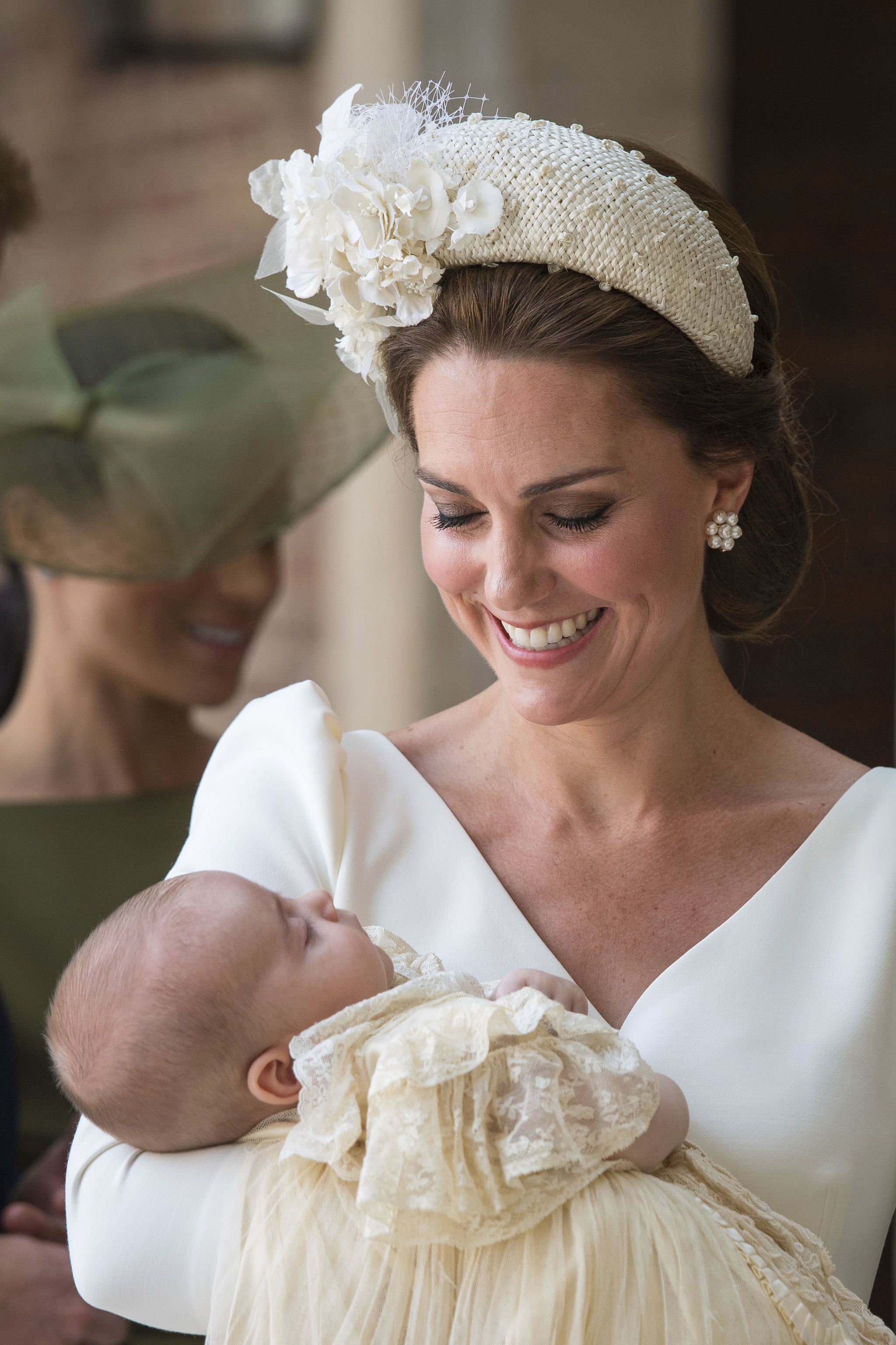 Kate Middleton en día del bautizo del príncipe Louis con diadema de Jane Taylor.