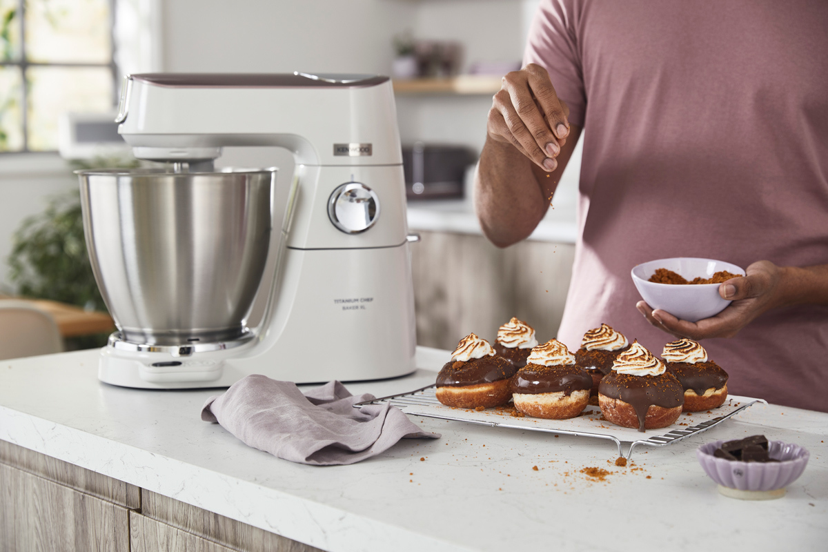 Titanium Chef Baker XL de Kenwood, una de las marcas más importantes de accesorios de cocina, ofrece un robot potente y robusto perfecto para regalar y sorprender en el Día de la Madre.