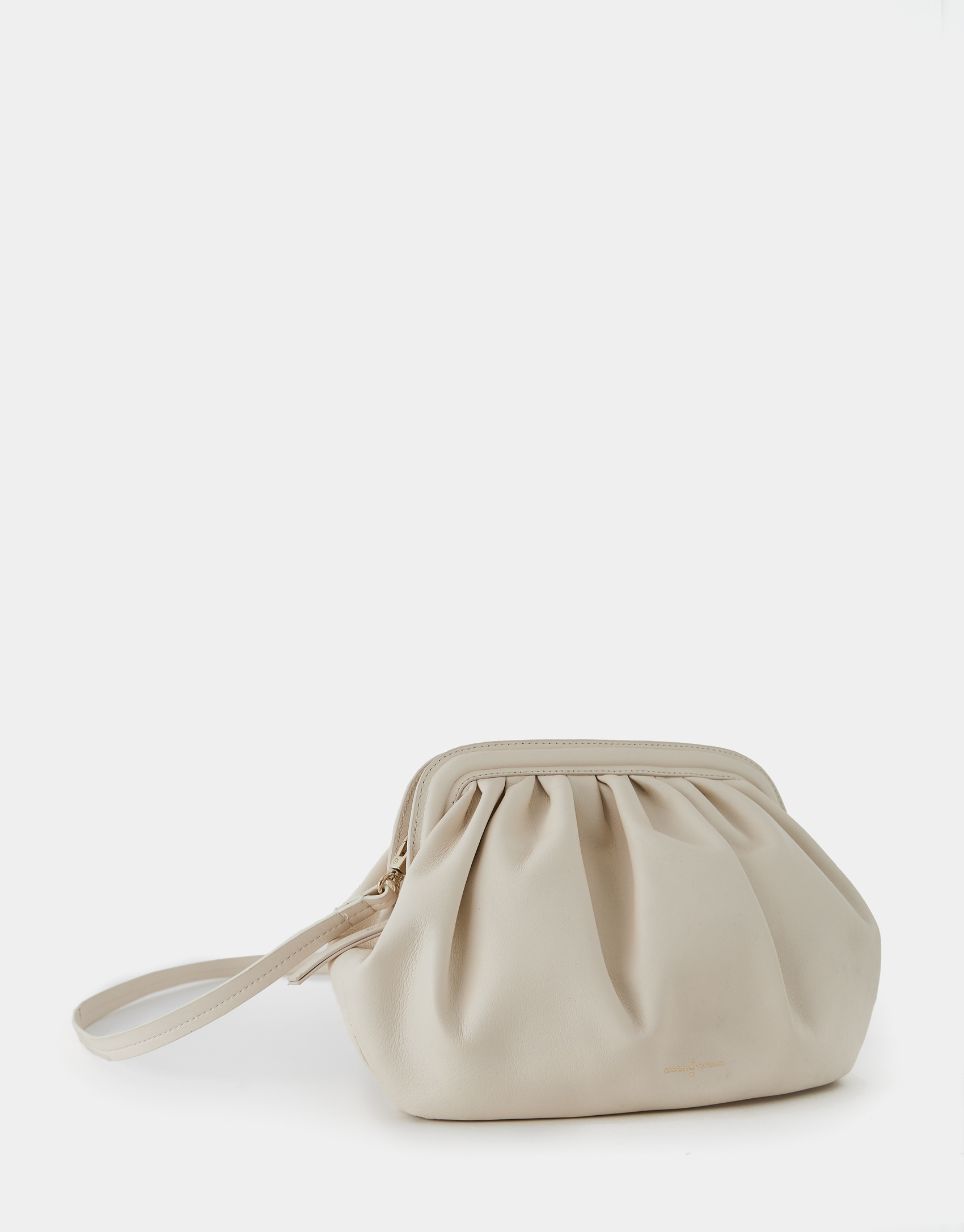 El bolso de mano Úrsula, disponible en negro y beige, es el bolso perfecto para cualquier ocasión.
