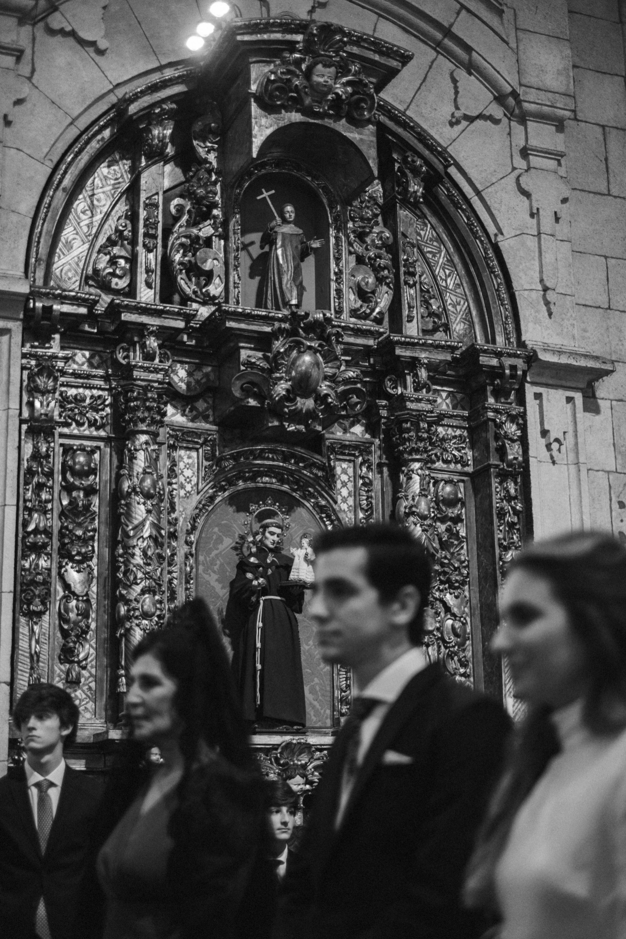 La ceremonia de la boda en La Coruña, con Esther, la madrina, con mantilla.