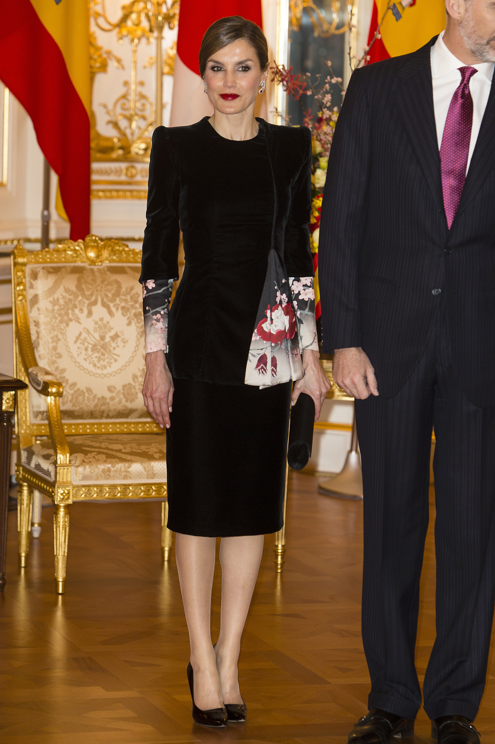Letizia en Japón con un vestido de Armani Privè.