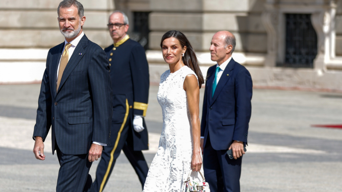 La reina Letizia con uno de los vestidos que ha dado pie a los comentarios sobre sus brazos.