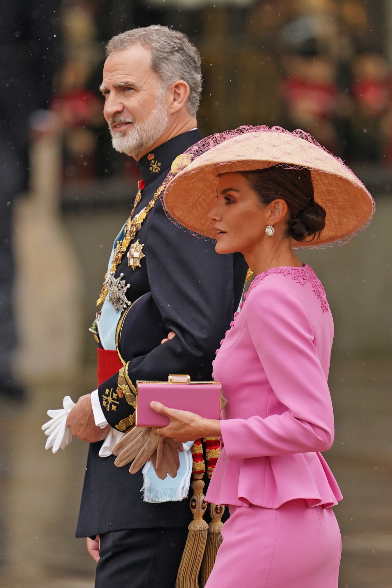 La reina Letizia con look de Carolina Herrera y pendientes de lote de "joyas de pasar".
