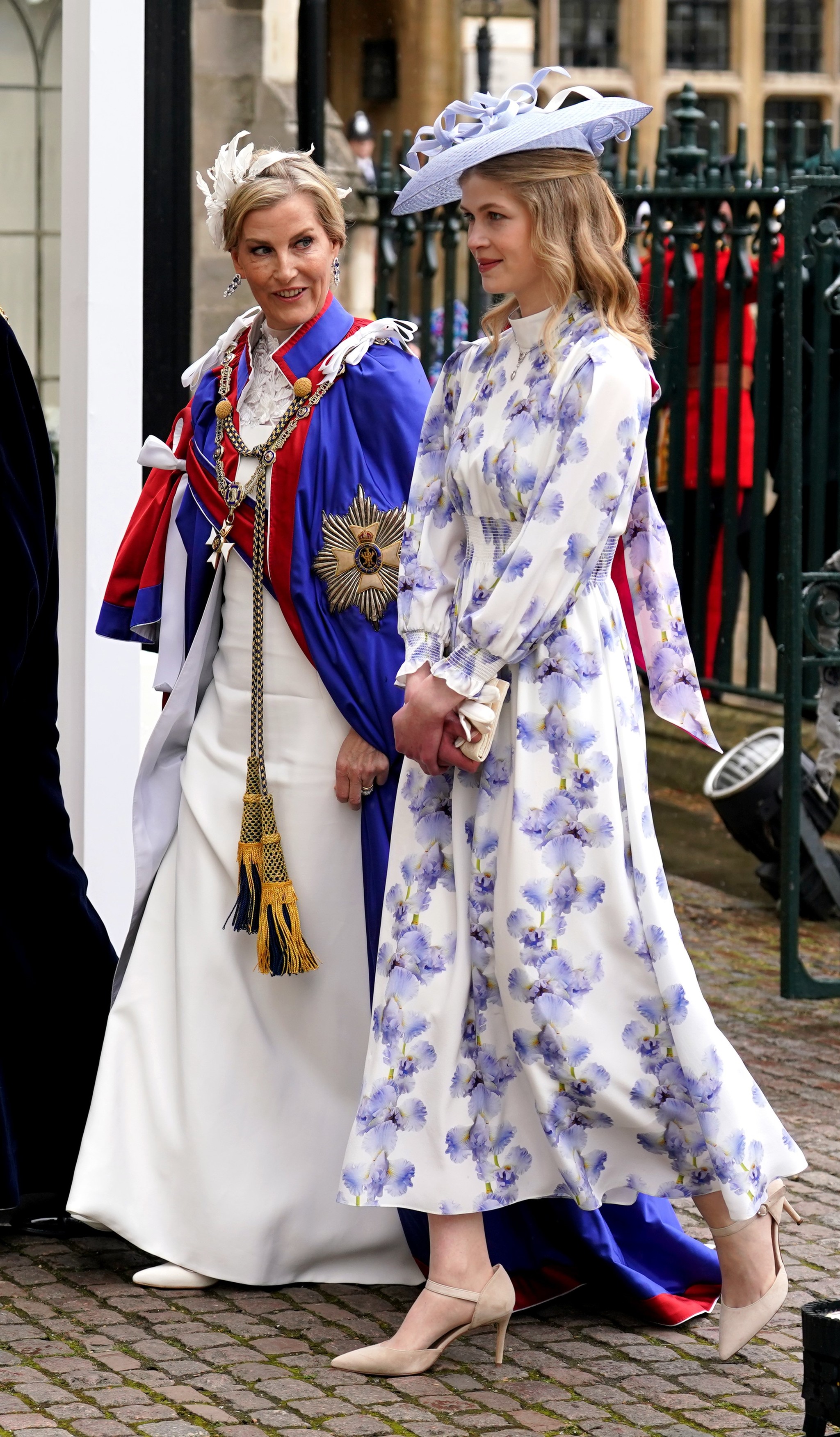 Lady Louise Windsor con su madre la duquesa de Edimburgo a la llegada a la Coronación de Carlos III.