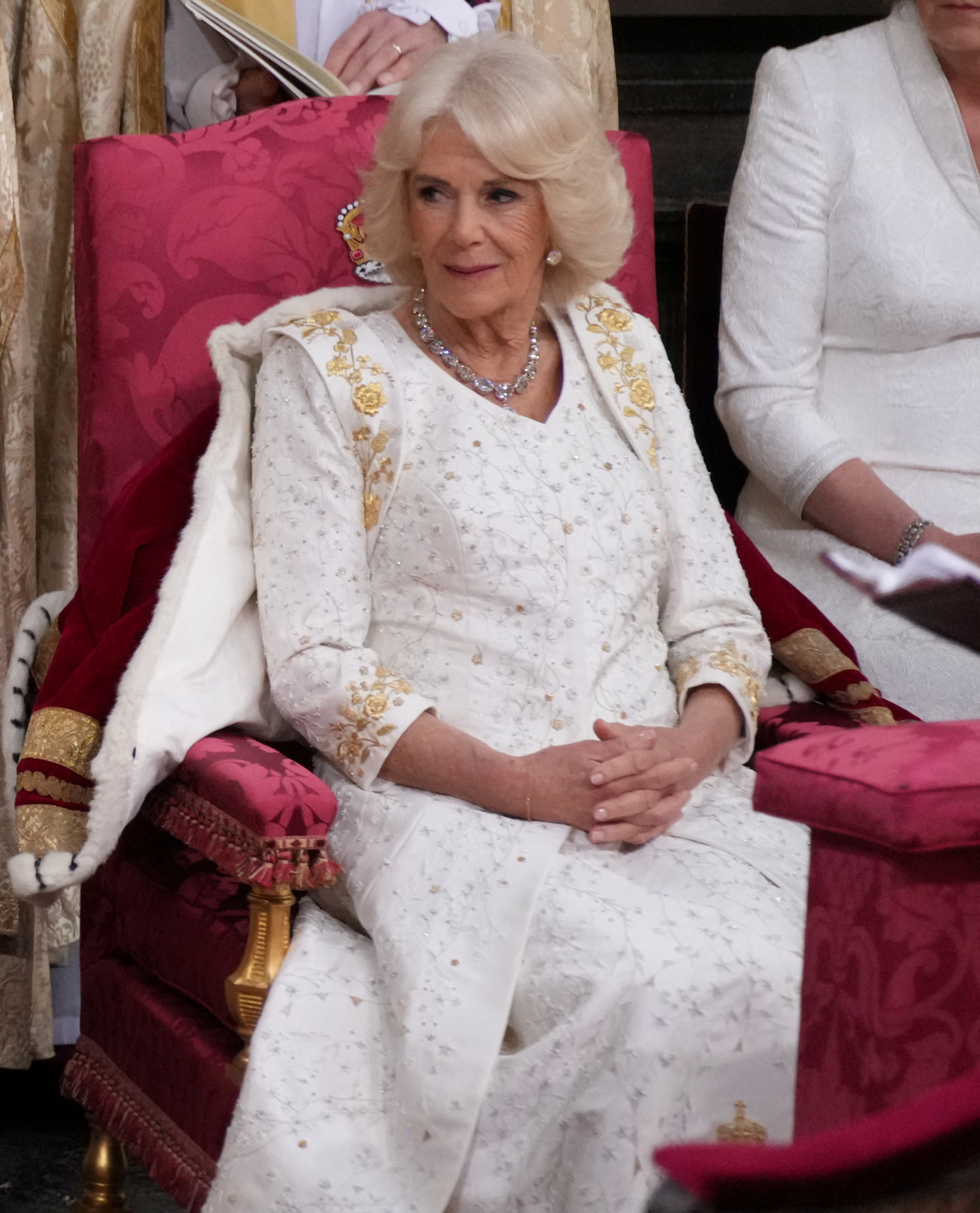 Los detalles del look bordado de Camilla en la Coronación.