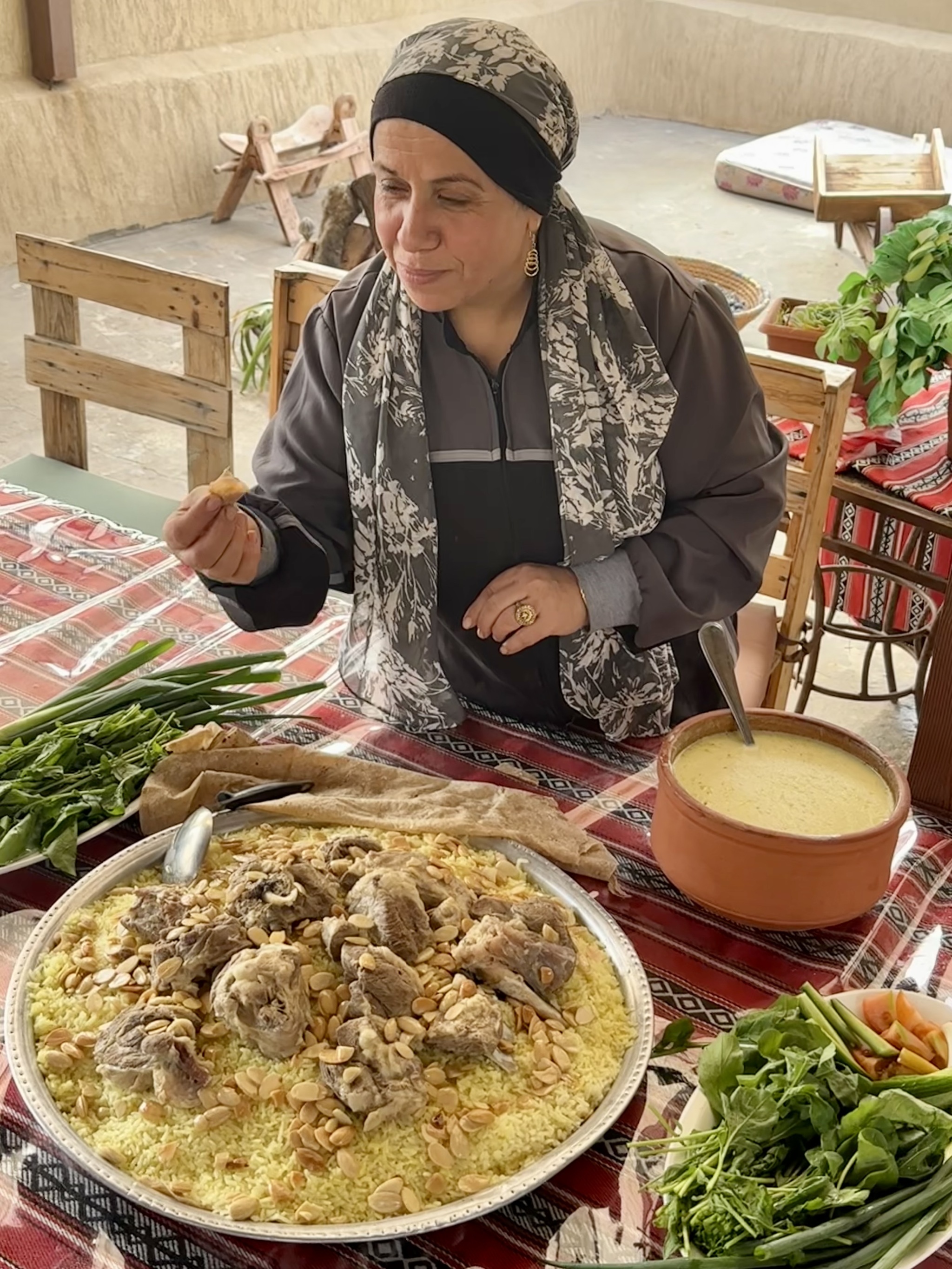 Fátima al Zobi abre su caa en As-Salt para descubrir la vida de una tradicional familia de las montañas jordanas y degustar una de las joyas gastronómicas del país: el Al-Mansaf