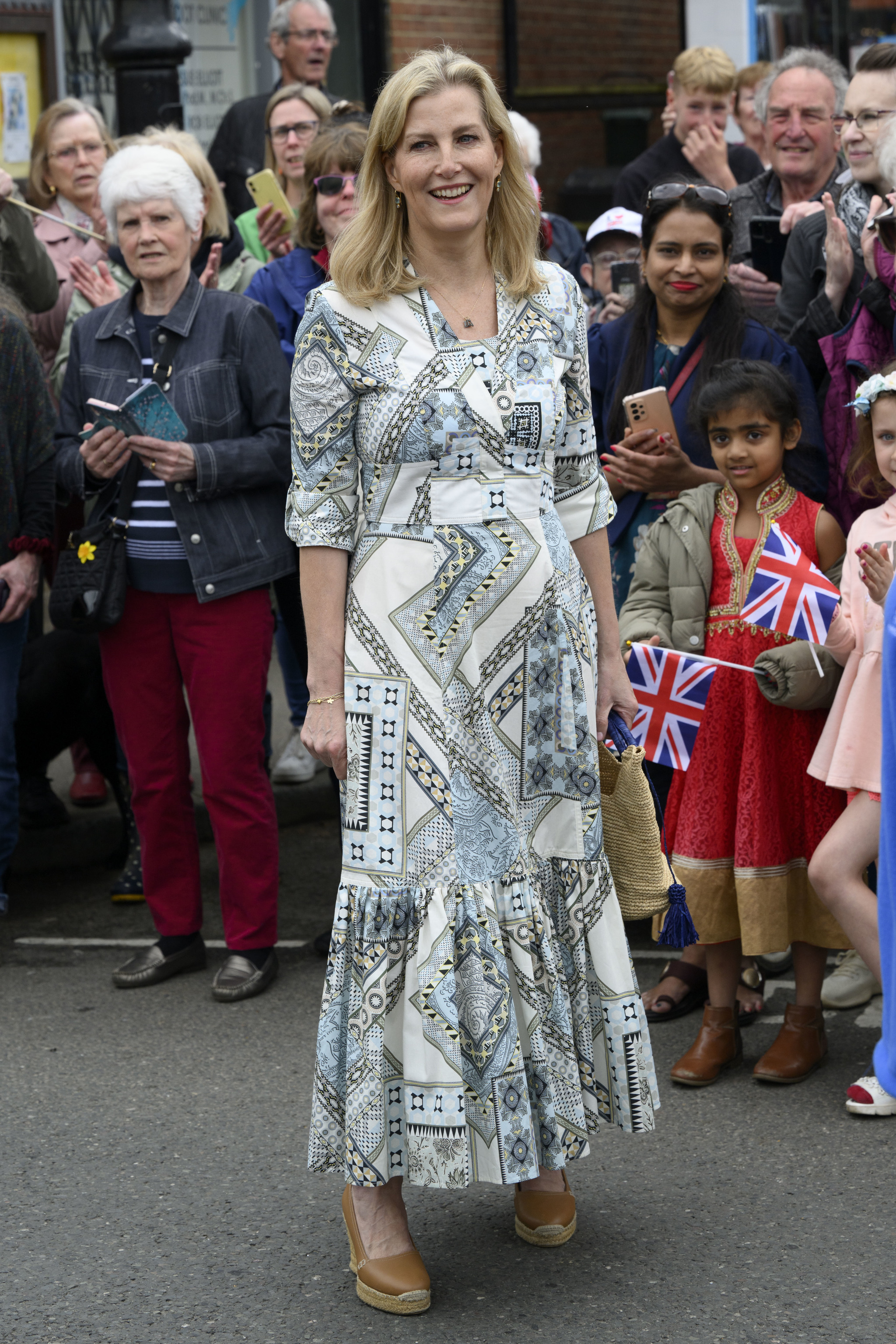 La duquesa de Edimburgo en Cranleigh para participar en uno de los grandes almuerzos por la Coronación de Carlos III.