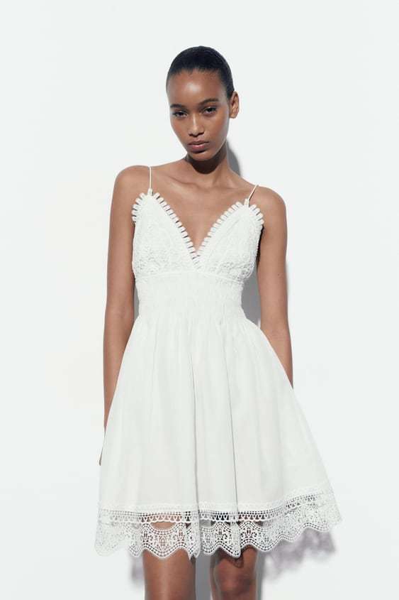 Vestido corto blanco de Zara (35,95 euros)