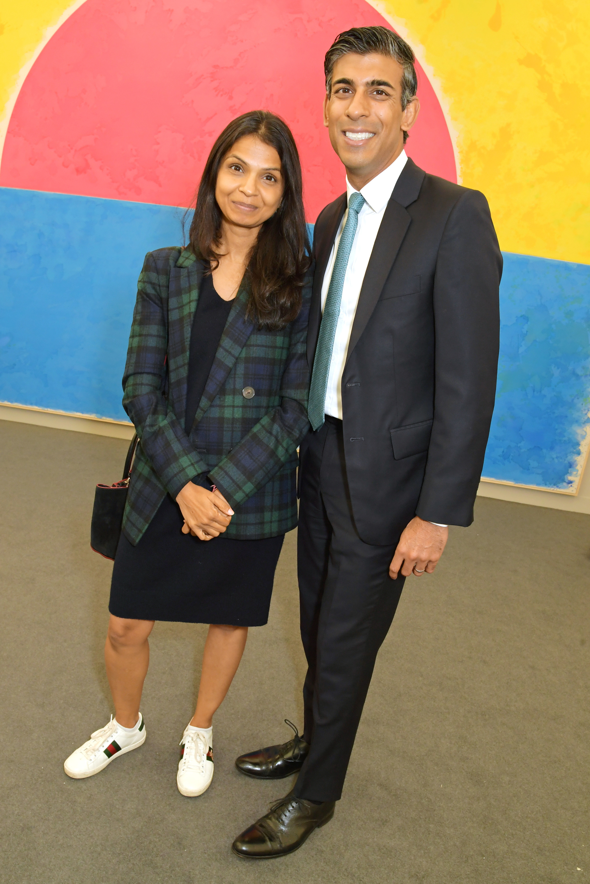 Akshata Murthy con su marido Rishi Sunak en una feria de arte en octubre de 2022.