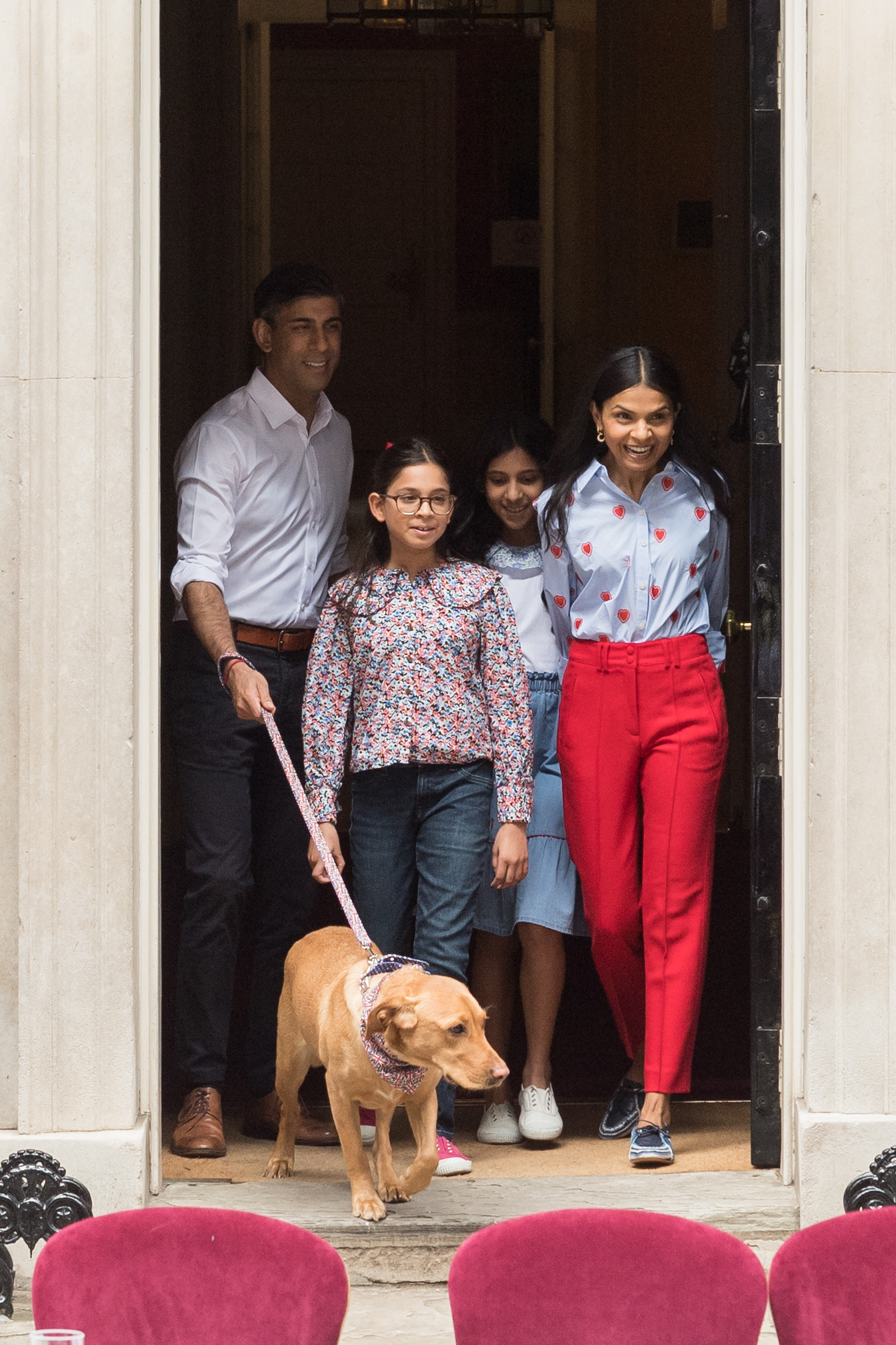 Akshata Murthy con su marido Rishi Sunak, sus hijas y su perro en la puerta de Downing Street.