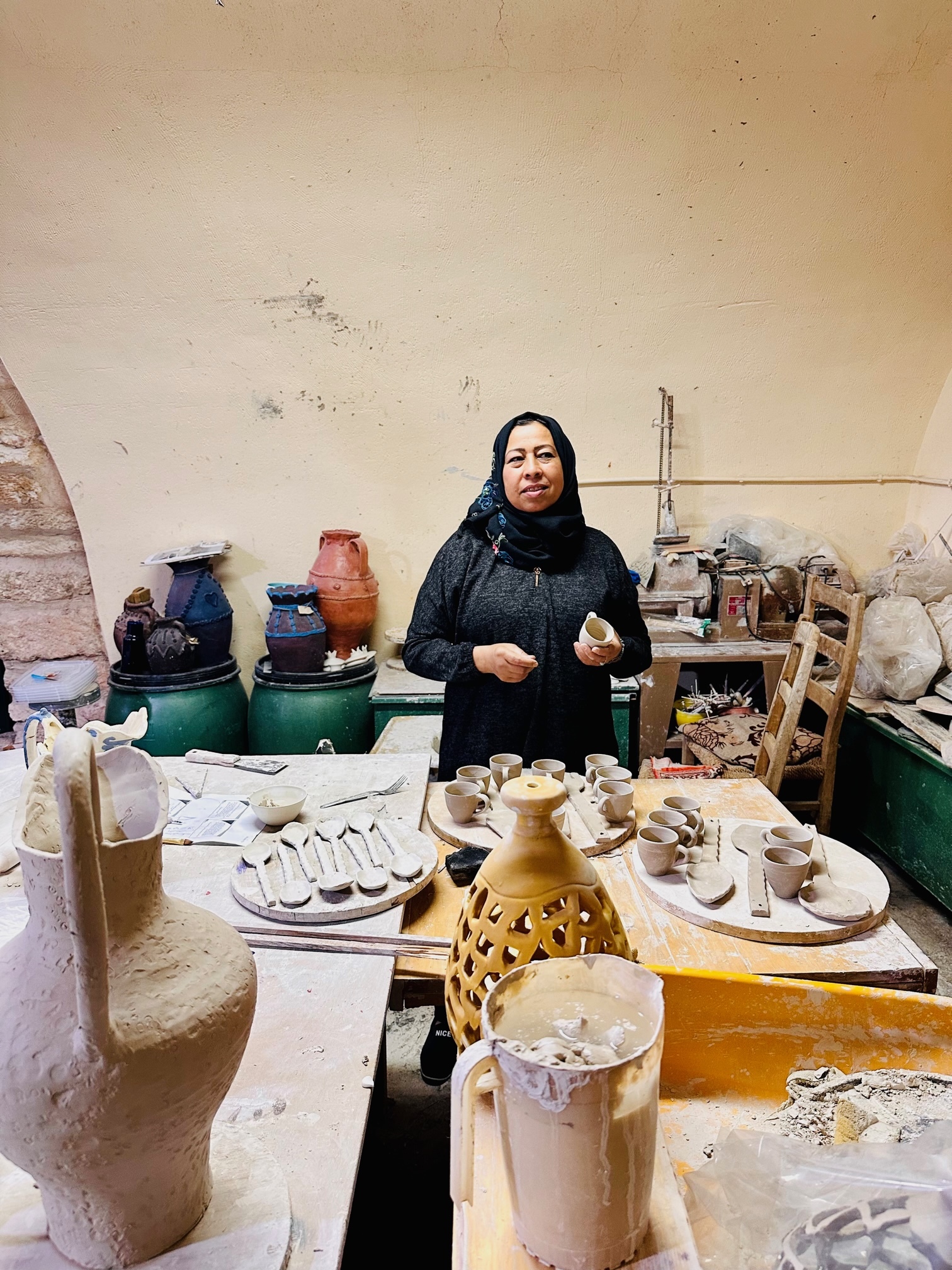 Iraq Al Mir, is a social project launched by women to recover manual trades where you can buy ceramics, artisan paper, soaps and enjoy the traditional Maqubla or Arab paella.