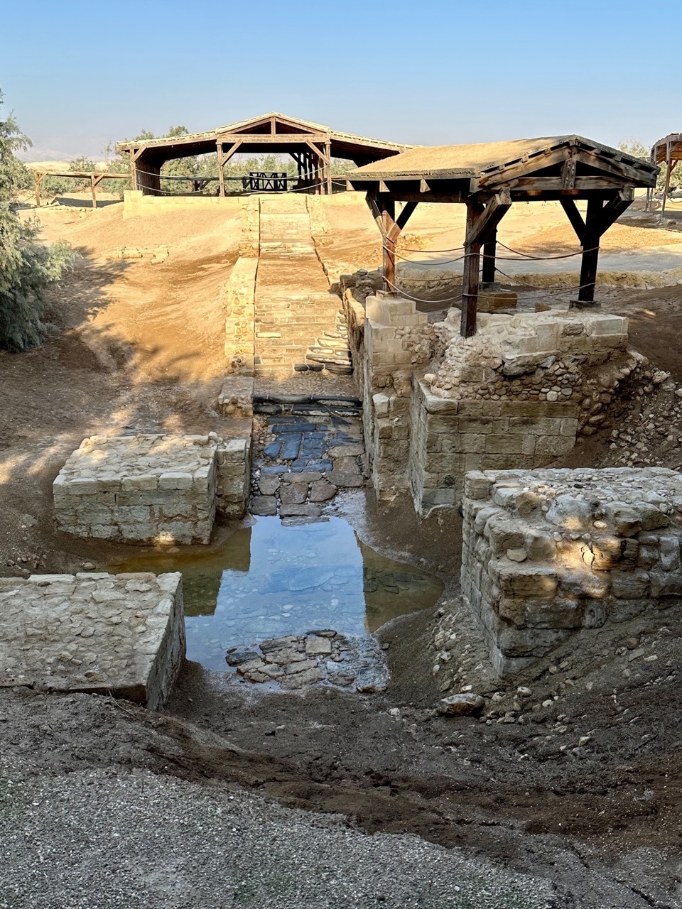 En esta pequeña piscina, en Betania, entre le arroyo de San Juan y el río Jordán, se cree qeu fue bautizado Jesús de Nazaret.